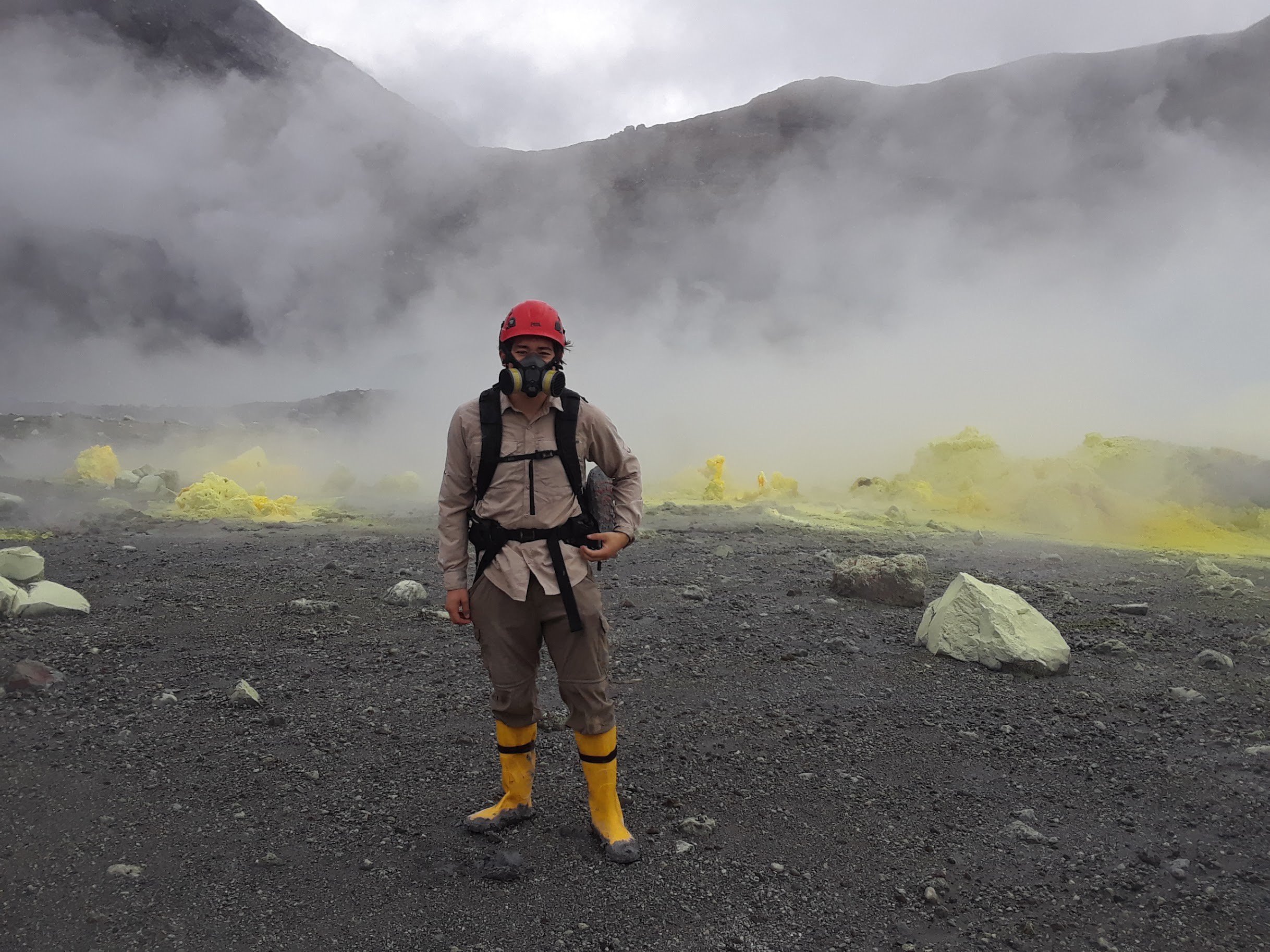 研究人员 Justin Wang（如图）和同事在哥斯达黎加 Poás 火山湖的 Lagune Caliente 湖进行实地考察（图片来源：Justin Wang）